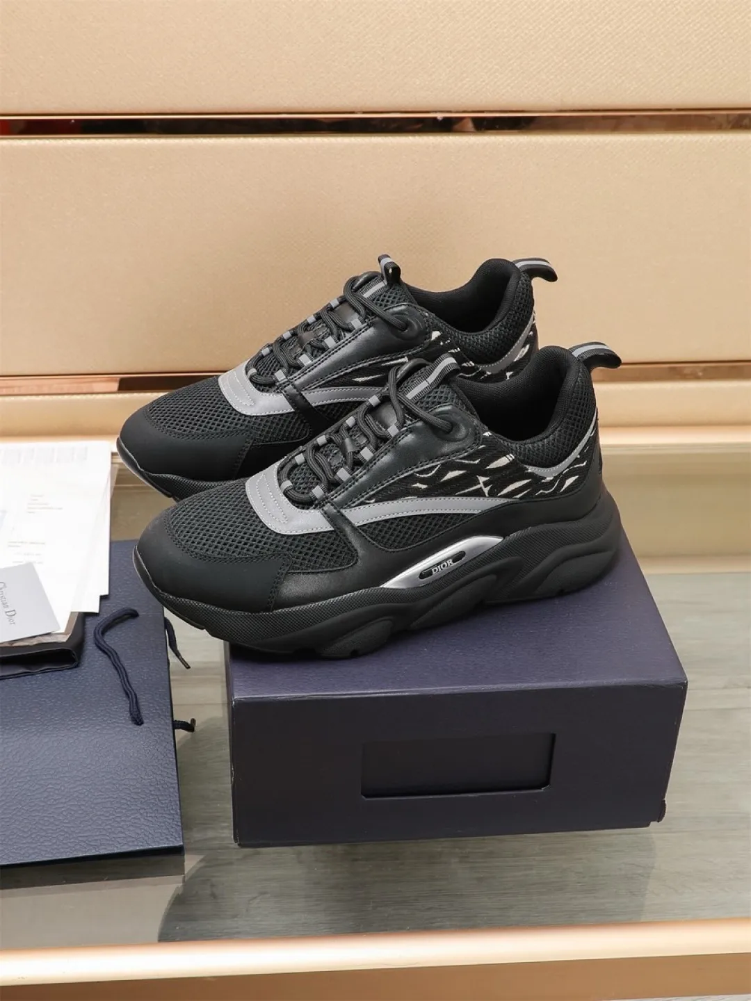 Men's shoes 💰P460💰【Dior】Dior✨ is online at the same time👏 This casual sneaker is a new product in the series and continues Di*r's classic style. The upper is made of original mesh and cow leather, with a two-color textured outsole, and the brand's iconic details on the rear collar and heel to enhance the style. Fashionable and versatile. Wear it with jeans or slacks for a casual look. Size: 38-44 (45 customized)